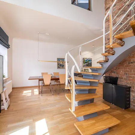 Elegant And Spacious Apartment *