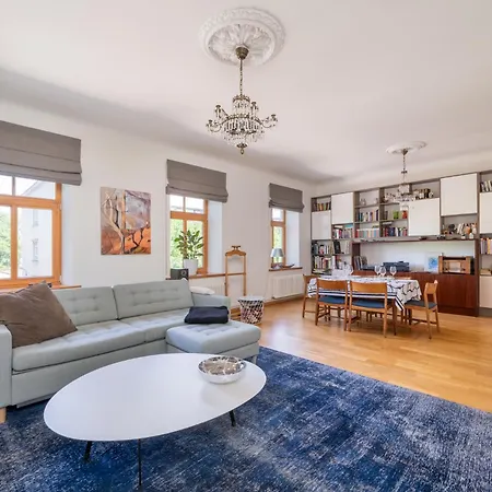 Apartment Elegant And Spacious *