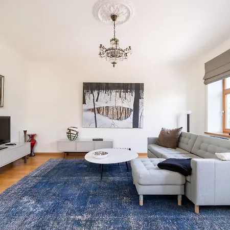 Apartment Elegant And Spacious *