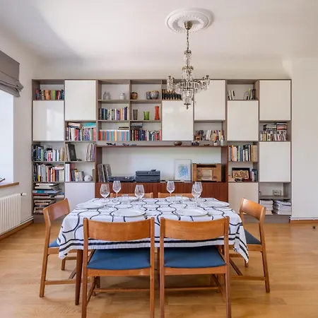 Apartment Elegant And Spacious
