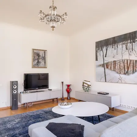 Apartment Elegant And Spacious